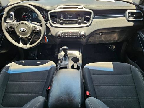 Used 2017 Kia Sorento FWD image 17