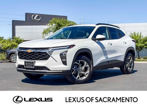 Used 2025 Chevrolet Trax LT image 1