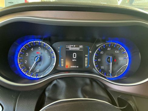 Used 2017 Chrysler Pacifica Touring-L FWD image 7