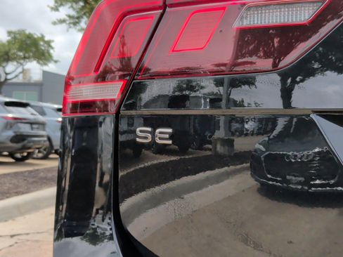 Used 2022 Volkswagen Tiguan SE FWD image 12