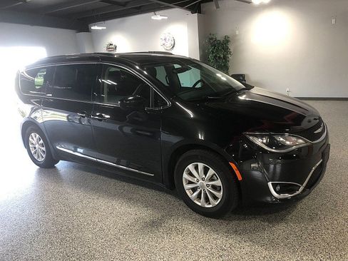 Used 2018 Chrysler Pacifica Touring-L Plus FWD image 7
