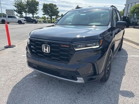 Used 2025 Honda Pilot TrailSport image 11