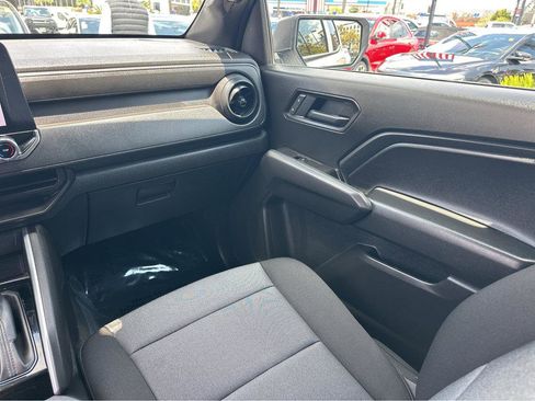 Used 2025 Chevrolet Colorado W/T AWD/4WD image 18