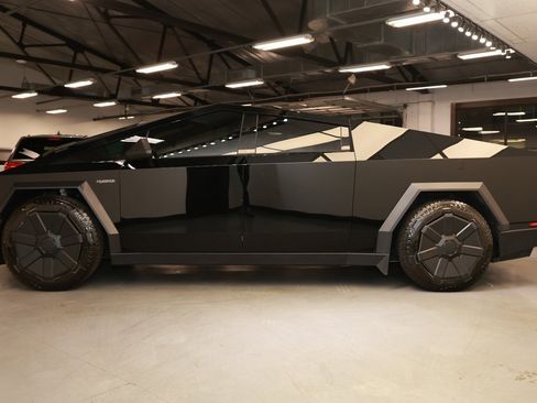 Used 2024 Tesla Cybertruck AWD Crew Cab image 6