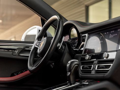 Certified 2023 Porsche Macan AWD/4WD image 46