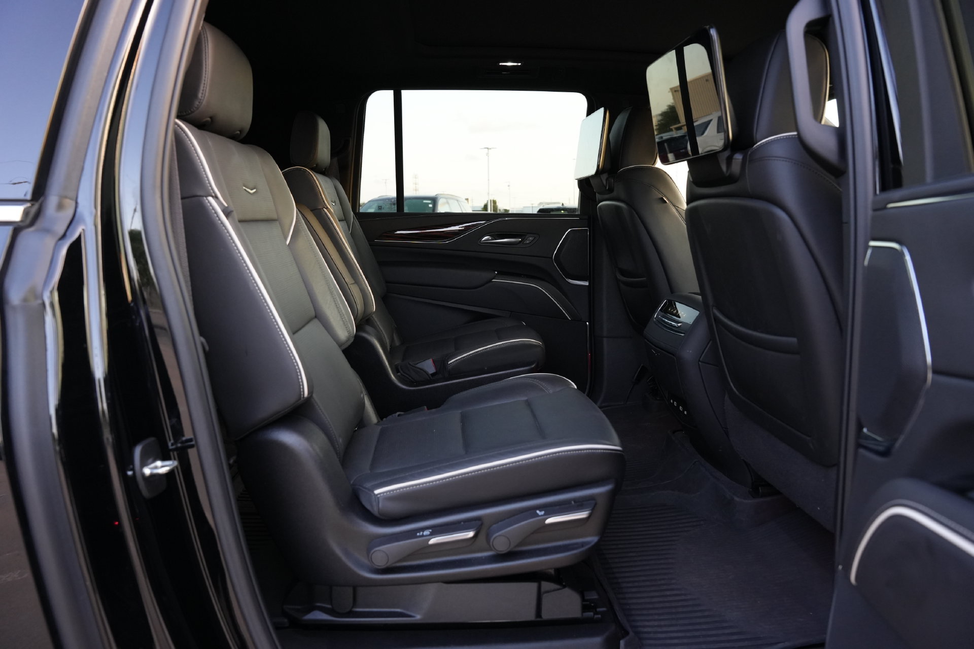 Used 2024 Cadillac Escalade ESV Premium Luxury w/ Performance Package AWD/4WD image 23