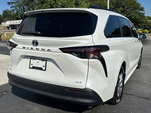 Used 2026 Toyota Sienna XLE FWD image 3