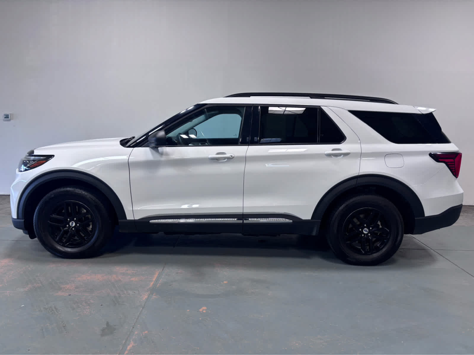 Used 2025 Ford Explorer Active AWD/4WD image 2