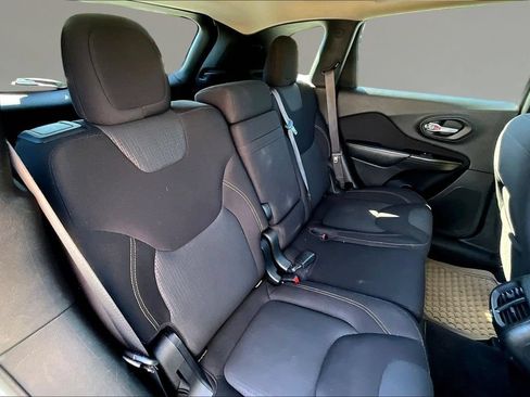 Used 2017 Jeep Cherokee Latitude AWD/4WD image 22