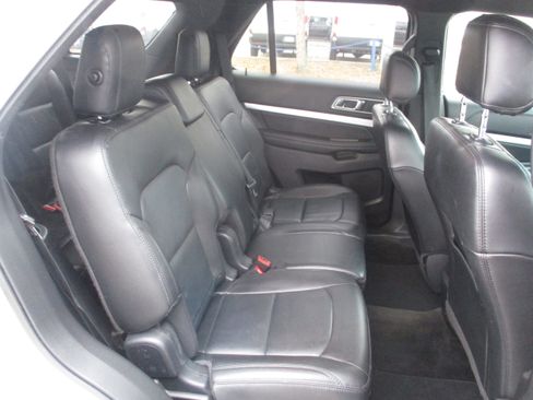 Used 2017 Ford Explorer XLT w/ Equipment Group 202A image 12