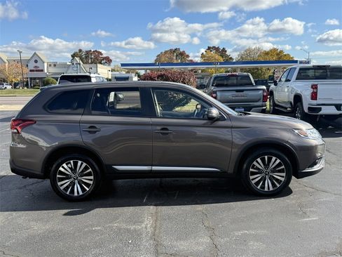 Used 2019 Mitsubishi Outlander SE image 9