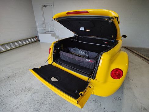 Used 2004 Chevrolet SSR w/ Preferred Equipment Group RWD image 10