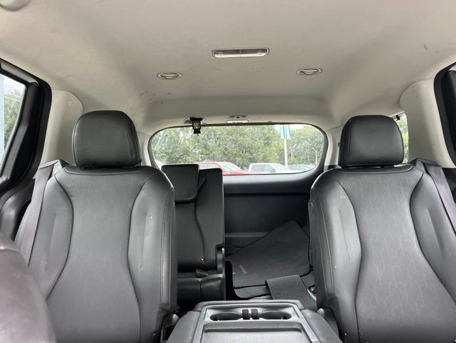 Used 2024 Kia Carnival EX FWD image 25