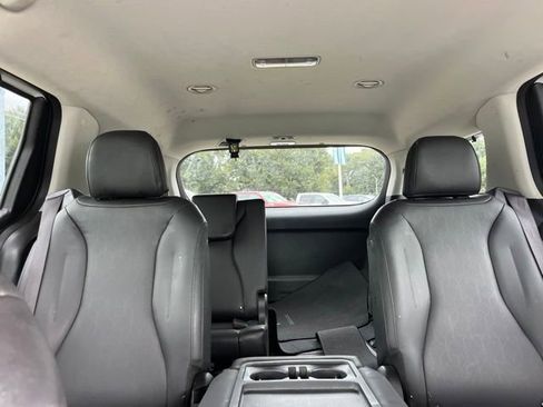 Used 2024 Kia Carnival EX FWD image 25