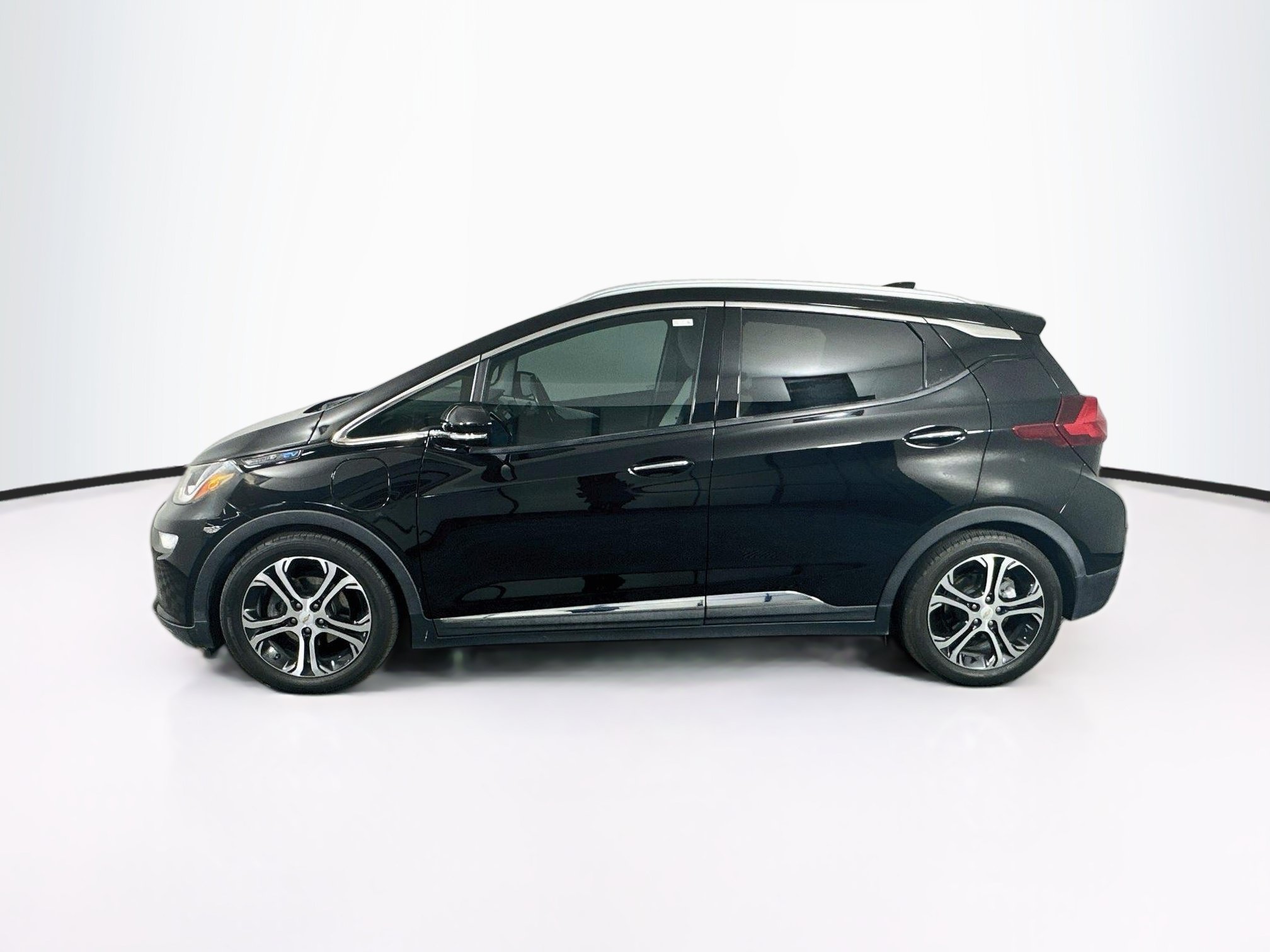 Used 2017 Chevrolet Bolt Premier w/ Driver Confidence II Package FWD image 4