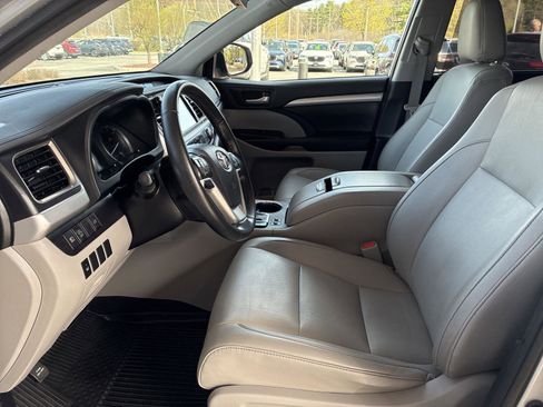 Used 2019 Toyota Highlander XLE image 9