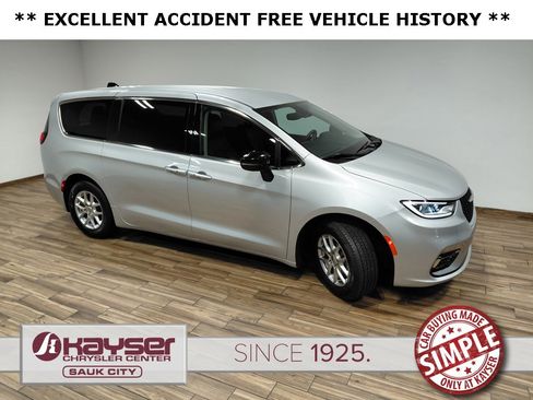 Certified 2024 Chrysler Pacifica Touring-L image 26