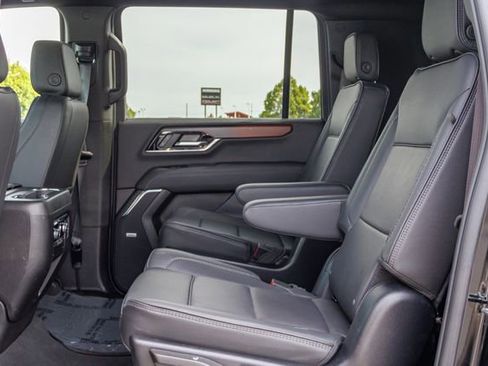 Used 2025 GMC Yukon XL Denali AWD/4WD image 8