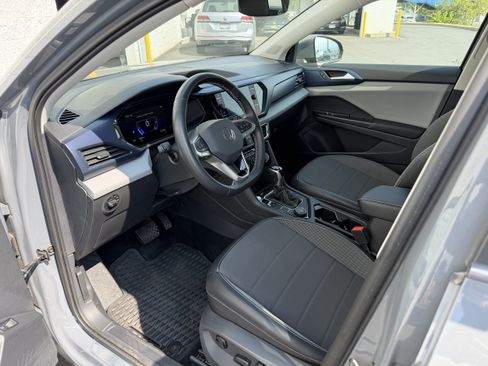 Used 2023 Volkswagen Taos SE w/ Panoramic Sunroof Package AWD/4WD image 9