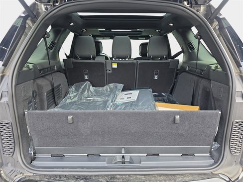 New 2025 Land Rover Discovery Dynamic SE image 13