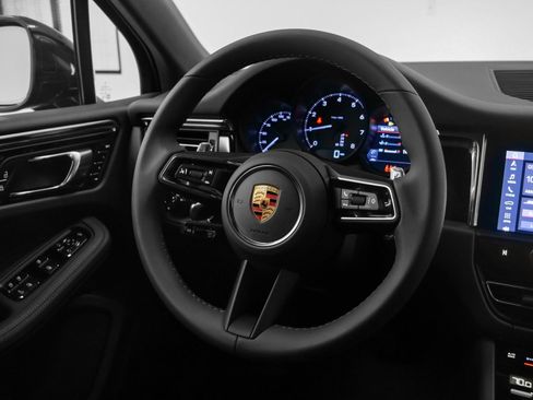 Used 2025 Porsche Macan image 27