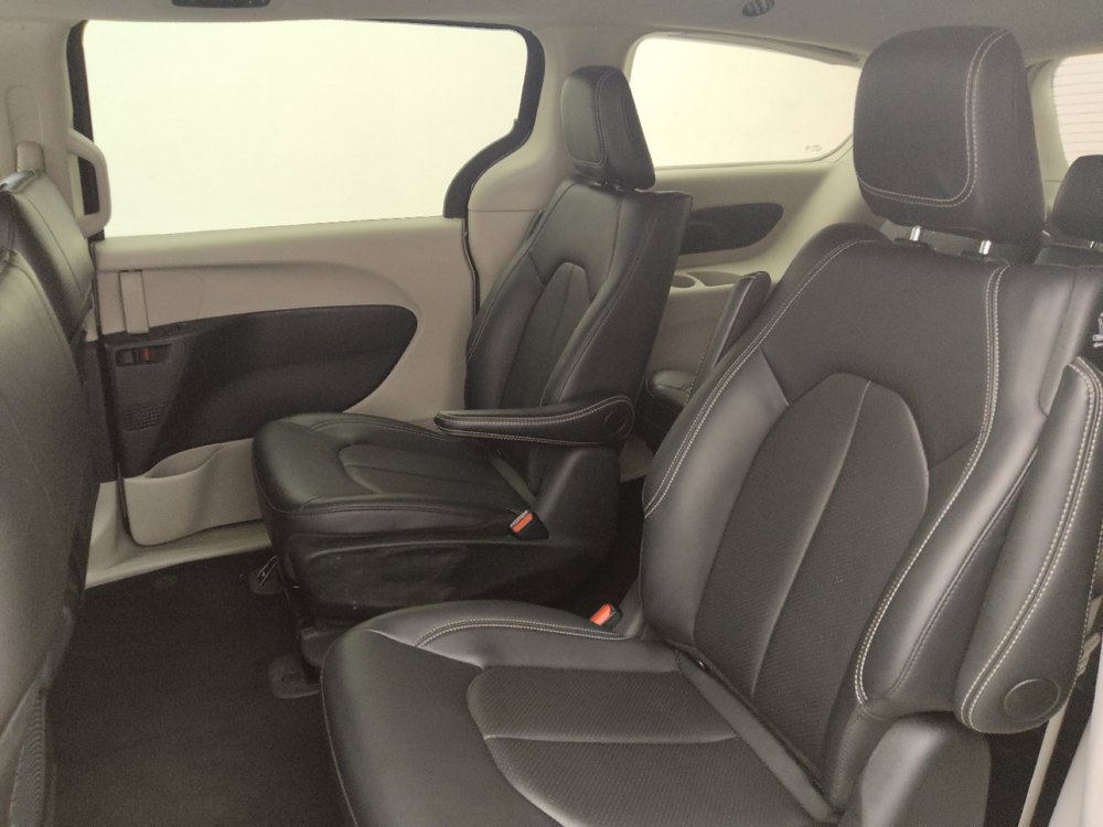 Used 2024 Chrysler Pacifica Limited FWD image 18