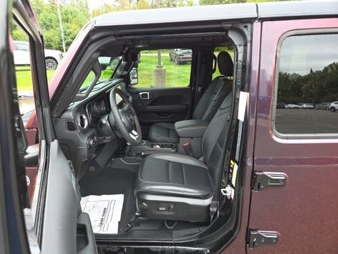 Used 2024 Jeep Wrangler Unlimited Sahara w/ Technology Group AWD/4WD image 18