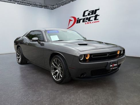 Used 2016 Dodge Challenger SXT RWD image 1
