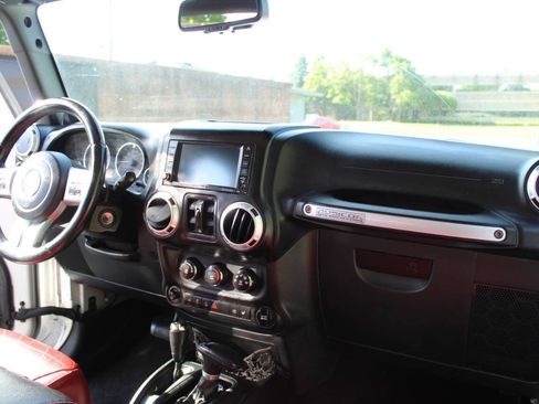 Used 2013 Jeep Wrangler Unlimited Rubicon AWD/4WD image 12