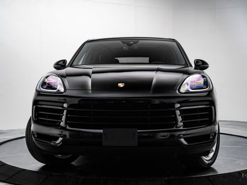 Used 2022 Porsche Cayenne w/ Premium Package image 3