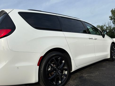 Used 2023 Chrysler Pacifica Touring-L w/ S Appearance Package FWD image 12