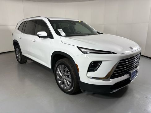 Used 2025 Buick Enclave Preferred image 2