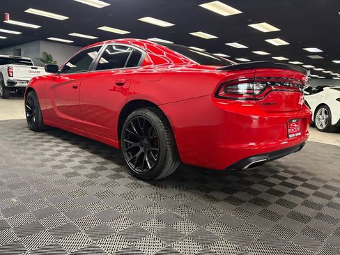 Used 2018 Dodge Charger SXT w/ Blacktop Package RWD image 7