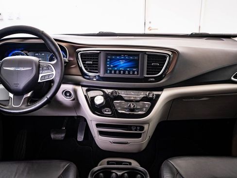 Used 2019 Chrysler Pacifica Touring-L FWD image 27