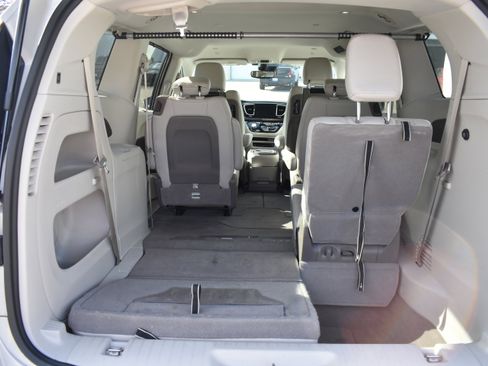 Used 2020 Chrysler Pacifica Touring-L Plus w/ Tire & Wheel Group image 38