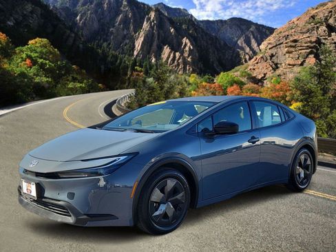 Used 2025 Toyota Prius LE image 5