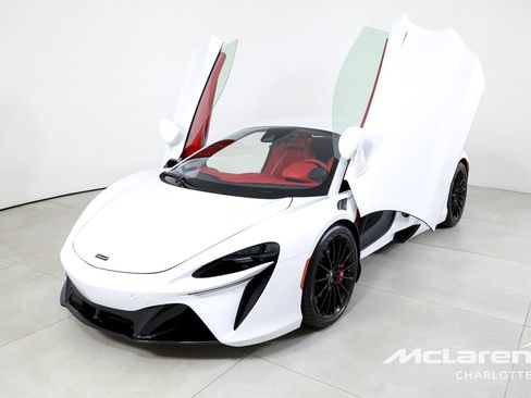 Used 2025 McLaren Artura RWD image 5