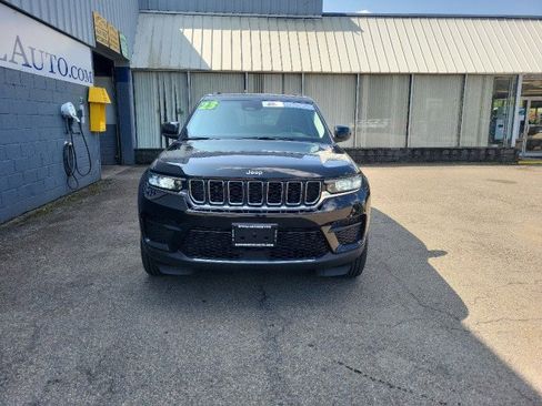 Used 2023 Jeep Grand Cherokee Laredo image 4