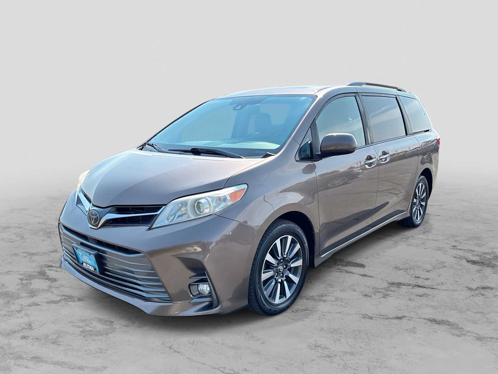 Used 2020 Toyota Sienna XLE w/ XLE Navigation Package AWD/4WD image 1