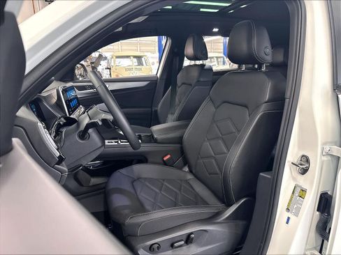 Used 2024 Volkswagen Atlas Cross Sport SE w/ Panoramic Sunroof Package FWD image 23