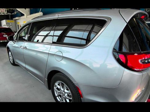 Used 2021 Chrysler Pacifica Touring w/ Cold Weather Group FWD image 3