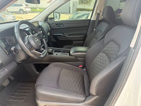 Certified 2024 Nissan Pathfinder SV FWD image 7