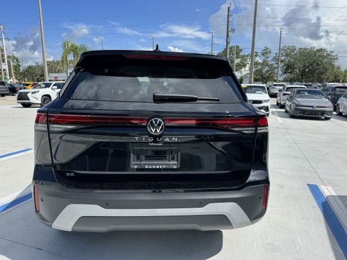 New 2025 Volkswagen Tiguan SE image 4