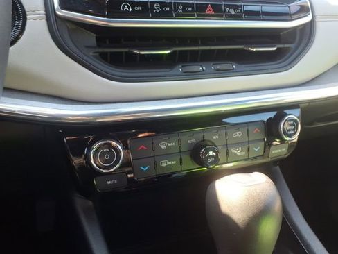 Used 2023 Jeep Compass Limited image 17