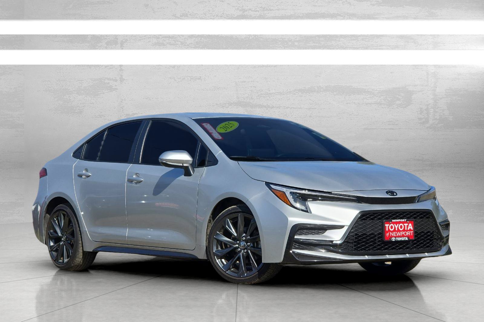 Used 2025 Toyota Corolla XSE FWD image 2