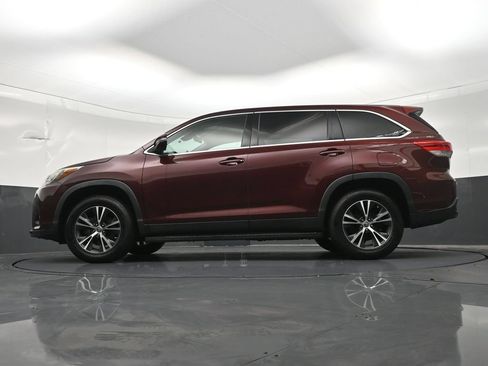 Used 2019 Toyota Highlander LE FWD image 25