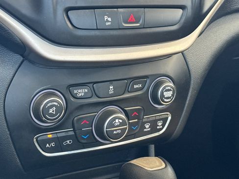 Used 2016 Jeep Cherokee 75th Anniversary FWD image 20