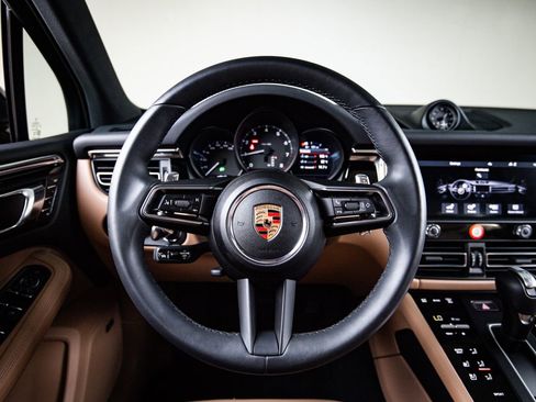Certified 2025 Porsche Macan AWD/4WD image 26