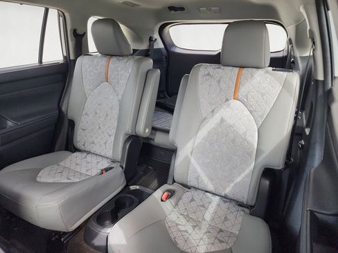 Used 2023 Toyota Highlander Bronze Edition AWD/4WD image 13