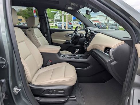 Used 2023 Chevrolet Traverse LT w/ LT Premium Package FWD image 12
